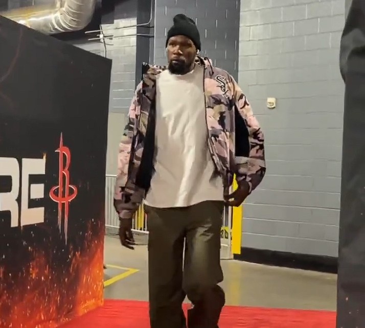 此前三连败！杜兰特潇洒入场 头戴時髦毛帽&amp;身穿撞色拉链夹克敞怀