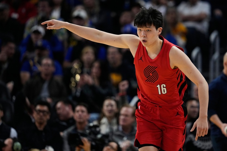 leyu官方入口-拓记:杨瀚森半场毫不费力得到两双 空位上篮&放篮可以做得更好